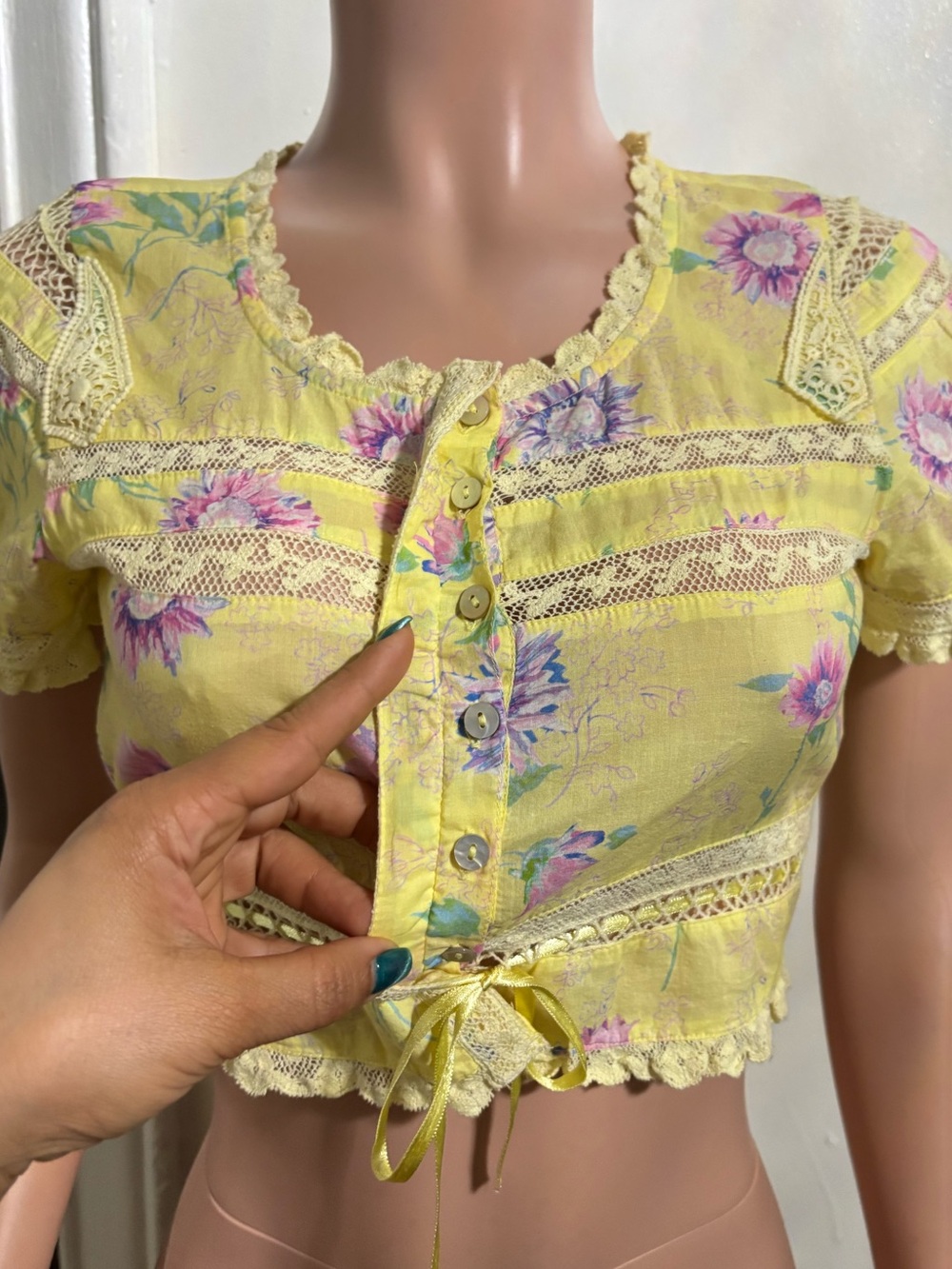 LOVESHACK FANCY Women’s Yellow Floral Crochet-Trim Tie-Front Crop Top - Picture 5 of 13
